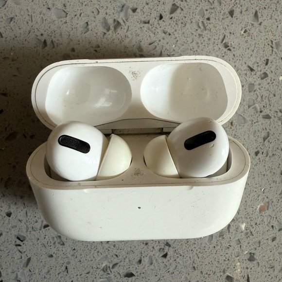 Apple AirPods Pro with Charging Case - Picture 4 of 6